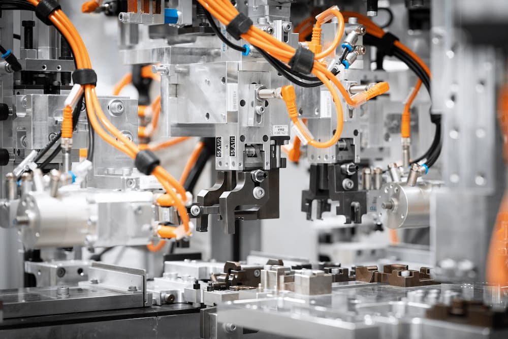 Orangene Belden Leitungen in mechanischer Anwendung